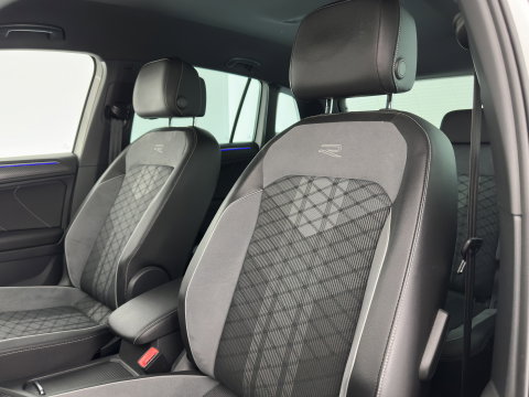 Volkswagen Tiguan 2.0 TDI 4Motion (INCL.BTW) Aut. *LEATHER-FABRIC | FLL-LED | DIGI-COCKPIT | ADAPTIVE-CRUISE | CAMERA | NAVI-FULLMAP | HEATED-SPORTSEATS | BLIND-SPOT | PRIVACY-GLASS | TOWBAR | 19''ALU*