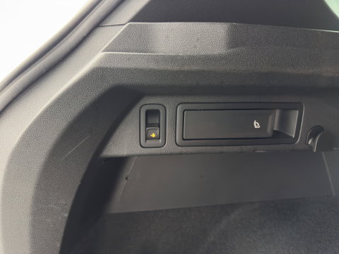 Volkswagen Tiguan 2.0 TDI 4Motion (INCL.BTW) Aut. *LEATHER-FABRIC | FLL-LED | DIGI-COCKPIT | ADAPTIVE-CRUISE | CAMERA | NAVI-FULLMAP | HEATED-SPORTSEATS | BLIND-SPOT | PRIVACY-GLASS | TOWBAR | 19''ALU*