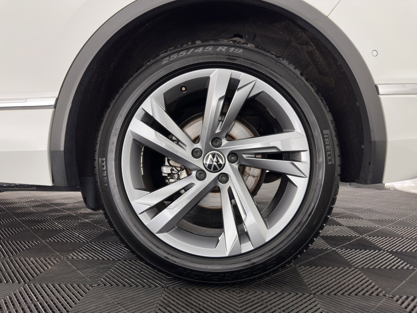 Volkswagen Tiguan 2.0 TDI 4Motion (INCL.BTW) Aut. *LEATHER-FABRIC | FLL-LED | DIGI-COCKPIT | ADAPTIVE-CRUISE | CAMERA | NAVI-FULLMAP | HEATED-SPORTSEATS | BLIND-SPOT | PRIVACY-GLASS | TOWBAR | 19''ALU*