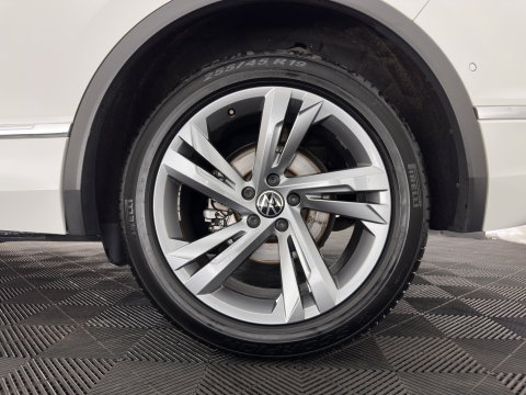Volkswagen Tiguan 2.0 TDI 4Motion (INCL.BTW) Aut. *LEATHER-FABRIC | FLL-LED | DIGI-COCKPIT | ADAPTIVE-CRUISE | CAMERA | NAVI-FULLMAP | HEATED-SPORTSEATS | BLIND-SPOT | PRIVACY-GLASS | TOWBAR | 19''ALU*