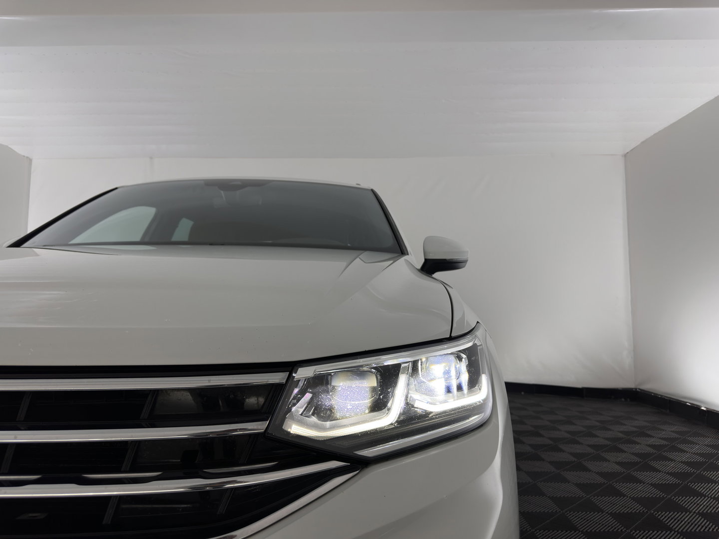 Volkswagen Tiguan 2.0 TDI 4Motion (INCL.BTW) Aut. *LEATHER-FABRIC | FLL-LED | DIGI-COCKPIT | ADAPTIVE-CRUISE | CAMERA | NAVI-FULLMAP | HEATED-SPORTSEATS | BLIND-SPOT | PRIVACY-GLASS | TOWBAR | 19''ALU*