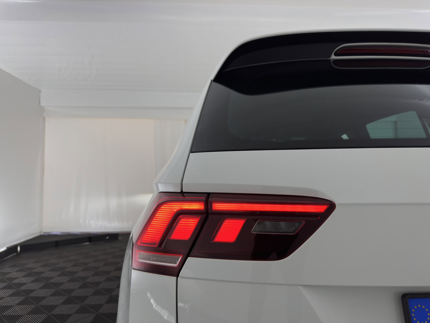 Volkswagen Tiguan 2.0 TDI 4Motion (INCL.BTW) Aut. *LEATHER-FABRIC | FLL-LED | DIGI-COCKPIT | ADAPTIVE-CRUISE | CAMERA | NAVI-FULLMAP | HEATED-SPORTSEATS | BLIND-SPOT | PRIVACY-GLASS | TOWBAR | 19''ALU*