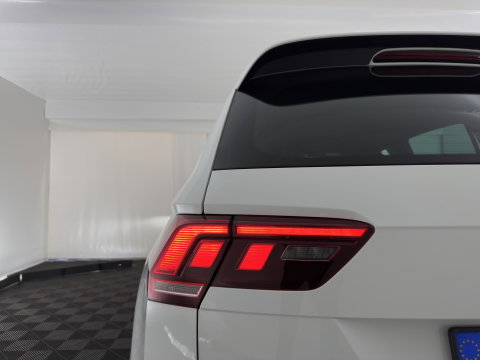 Volkswagen Tiguan 2.0 TDI 4Motion (INCL.BTW) Aut. *LEATHER-FABRIC | FLL-LED | DIGI-COCKPIT | ADAPTIVE-CRUISE | CAMERA | NAVI-FULLMAP | HEATED-SPORTSEATS | BLIND-SPOT | PRIVACY-GLASS | TOWBAR | 19''ALU*