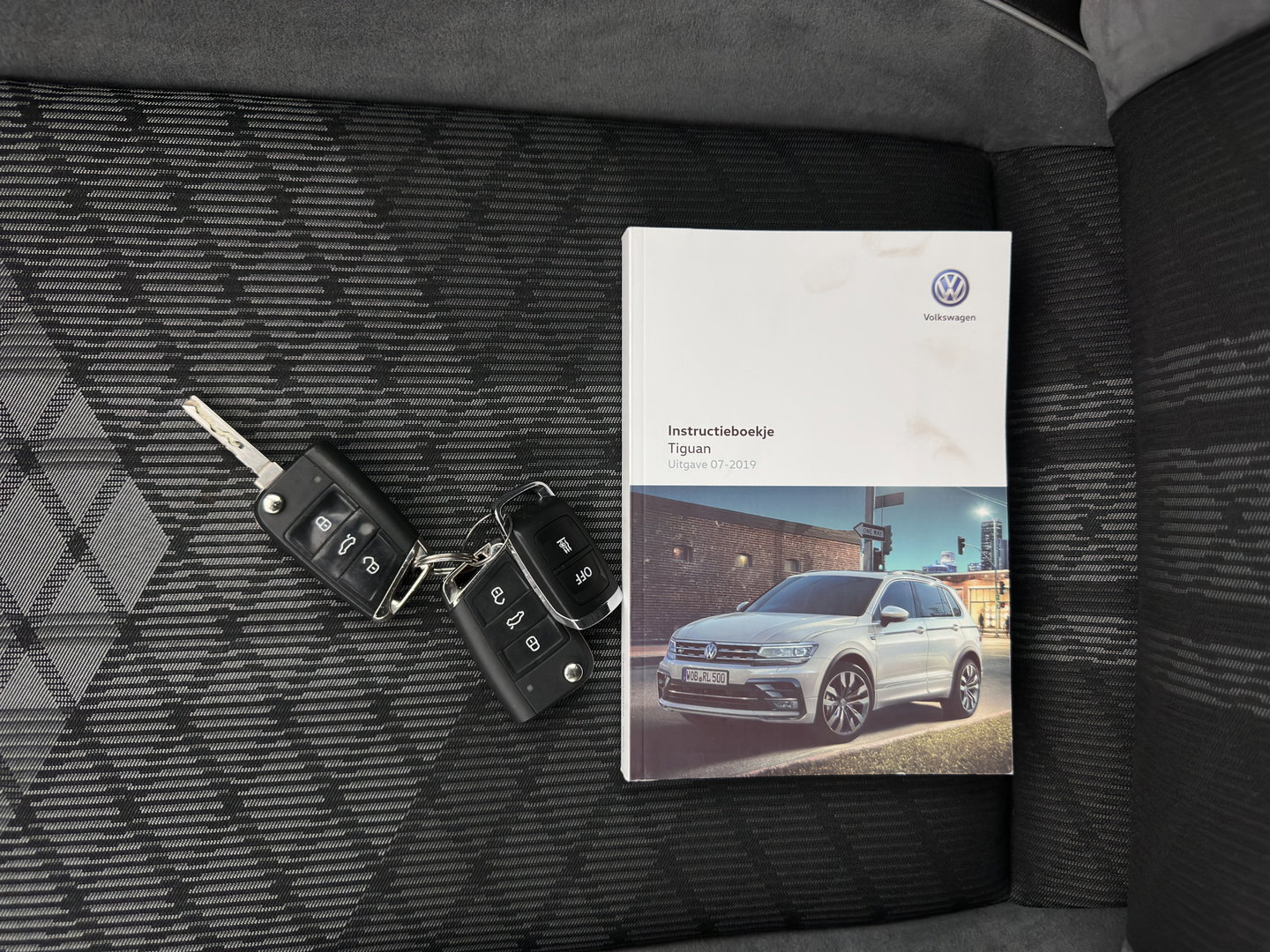 Volkswagen Tiguan 2.0 TDI 4Motion (INCL.BTW) Aut. *LEATHER-FABRIC | FLL-LED | DIGI-COCKPIT | ADAPTIVE-CRUISE | CAMERA | NAVI-FULLMAP | HEATED-SPORTSEATS | BLIND-SPOT | PRIVACY-GLASS | TOWBAR | 19''ALU*