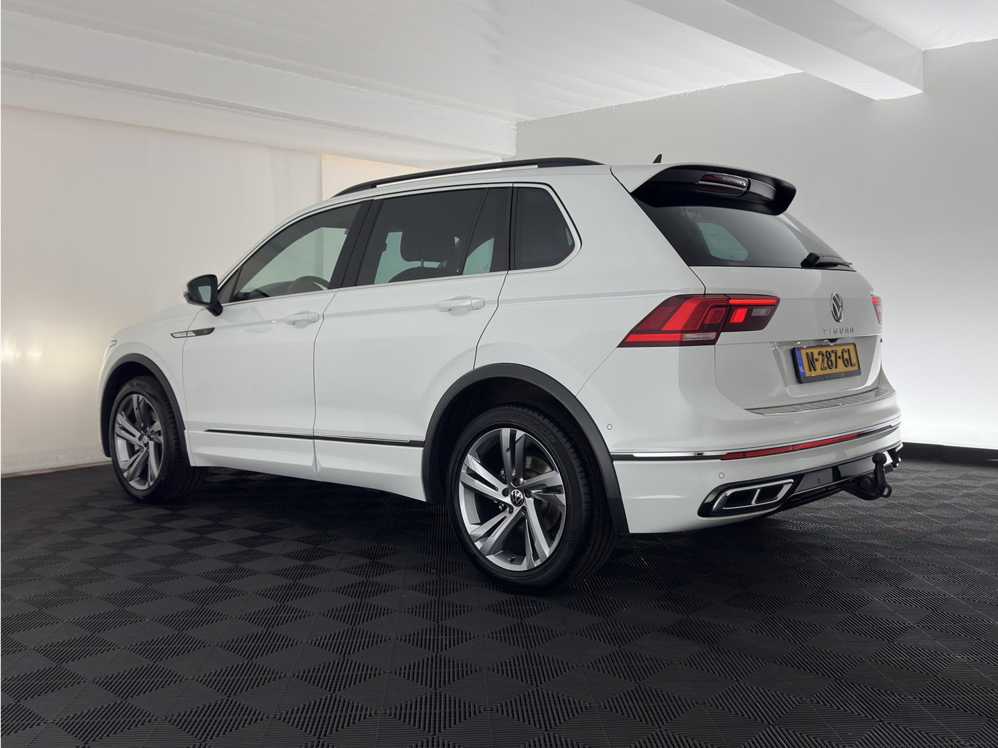 Volkswagen Tiguan 2.0 TDI 4Motion (INCL.BTW) Aut. *LEATHER-FABRIC | FLL-LED | DIGI-COCKPIT | ADAPTIVE-CRUISE | CAMERA | NAVI-FULLMAP | HEATED-SPORTSEATS | BLIND-SPOT | PRIVACY-GLASS | TOWBAR | 19''ALU*