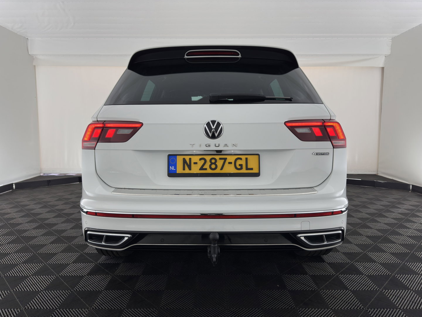 Volkswagen Tiguan 2.0 TDI 4Motion (INCL.BTW) Aut. *LEATHER-FABRIC | FLL-LED | DIGI-COCKPIT | ADAPTIVE-CRUISE | CAMERA | NAVI-FULLMAP | HEATED-SPORTSEATS | BLIND-SPOT | PRIVACY-GLASS | TOWBAR | 19''ALU*