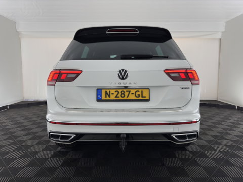 Volkswagen Tiguan 2.0 TDI 4Motion (INCL.BTW) Aut. *LEATHER-FABRIC | FLL-LED | DIGI-COCKPIT | ADAPTIVE-CRUISE | CAMERA | NAVI-FULLMAP | HEATED-SPORTSEATS | BLIND-SPOT | PRIVACY-GLASS | TOWBAR | 19''ALU*