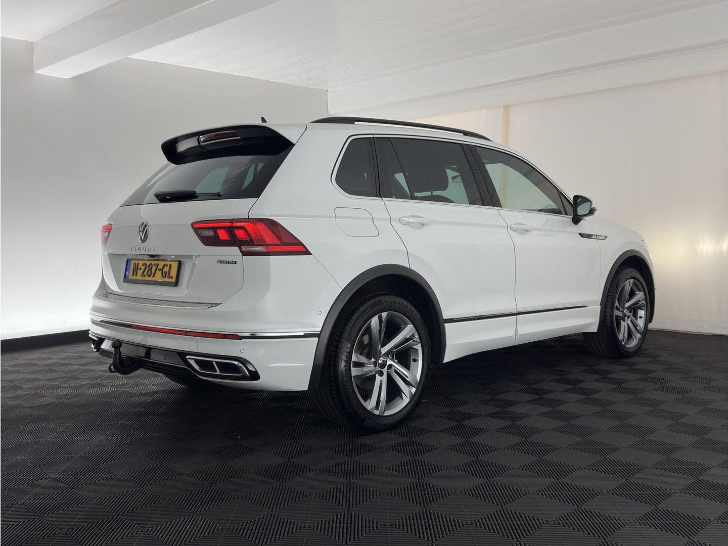 Volkswagen Tiguan 2.0 TDI 4Motion (INCL.BTW) Aut. *LEATHER-FABRIC | FLL-LED | DIGI-COCKPIT | ADAPTIVE-CRUISE | CAMERA | NAVI-FULLMAP | HEATED-SPORTSEATS | BLIND-SPOT | PRIVACY-GLASS | TOWBAR | 19''ALU*