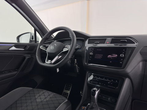 Volkswagen Tiguan 2.0 TDI 4Motion (INCL.BTW) Aut. *LEATHER-FABRIC | FLL-LED | DIGI-COCKPIT | ADAPTIVE-CRUISE | CAMERA | NAVI-FULLMAP | HEATED-SPORTSEATS | BLIND-SPOT | PRIVACY-GLASS | TOWBAR | 19''ALU*