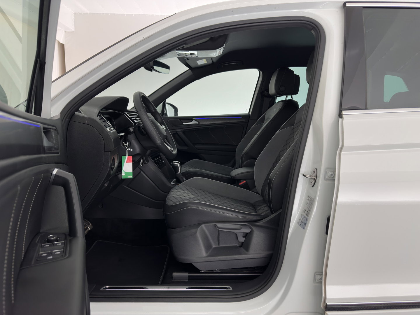 Volkswagen Tiguan 2.0 TDI 4Motion (INCL.BTW) Aut. *LEATHER-FABRIC | FLL-LED | DIGI-COCKPIT | ADAPTIVE-CRUISE | CAMERA | NAVI-FULLMAP | HEATED-SPORTSEATS | BLIND-SPOT | PRIVACY-GLASS | TOWBAR | 19''ALU*