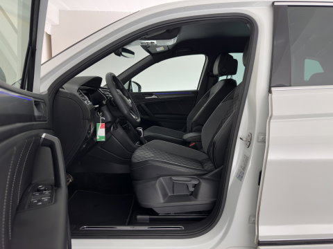 Volkswagen Tiguan 2.0 TDI 4Motion (INCL.BTW) Aut. *LEATHER-FABRIC | FLL-LED | DIGI-COCKPIT | ADAPTIVE-CRUISE | CAMERA | NAVI-FULLMAP | HEATED-SPORTSEATS | BLIND-SPOT | PRIVACY-GLASS | TOWBAR | 19''ALU*