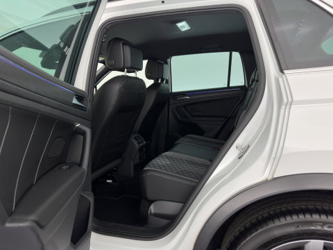 Volkswagen Tiguan 2.0 TDI 4Motion (INCL.BTW) Aut. *LEATHER-FABRIC | FLL-LED | DIGI-COCKPIT | ADAPTIVE-CRUISE | CAMERA | NAVI-FULLMAP | HEATED-SPORTSEATS | BLIND-SPOT | PRIVACY-GLASS | TOWBAR | 19''ALU*