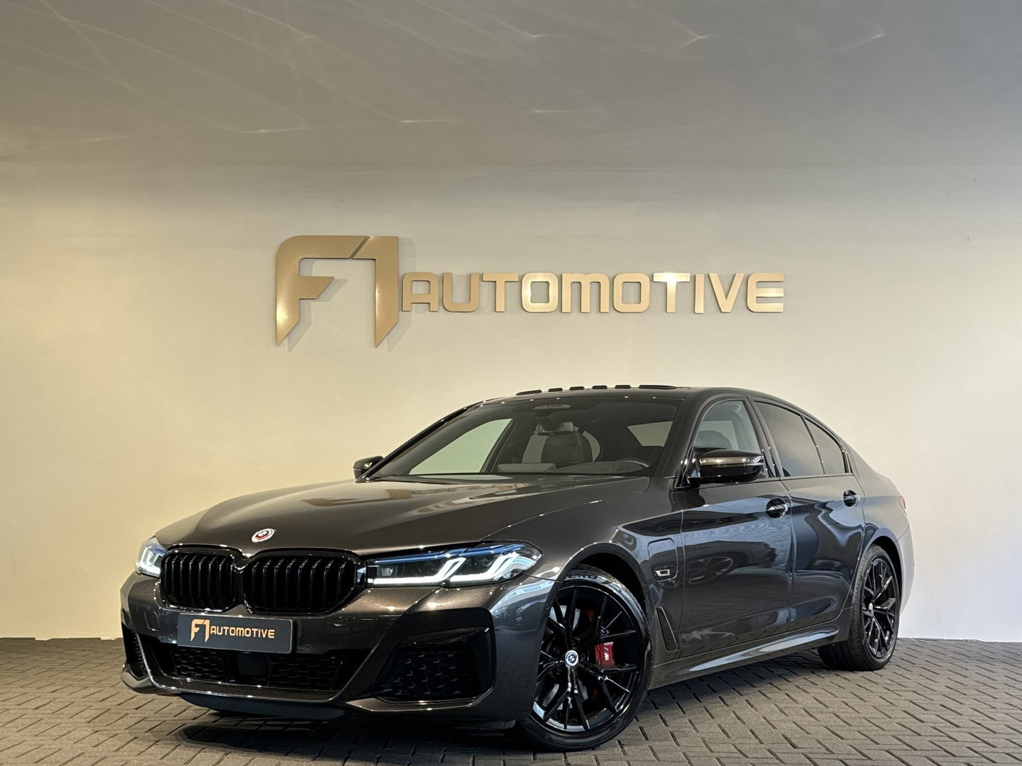 BMW 5 Serie 545e xDrive Pano|HuD|Drive Assist|Stoelventilatie|Sfeer