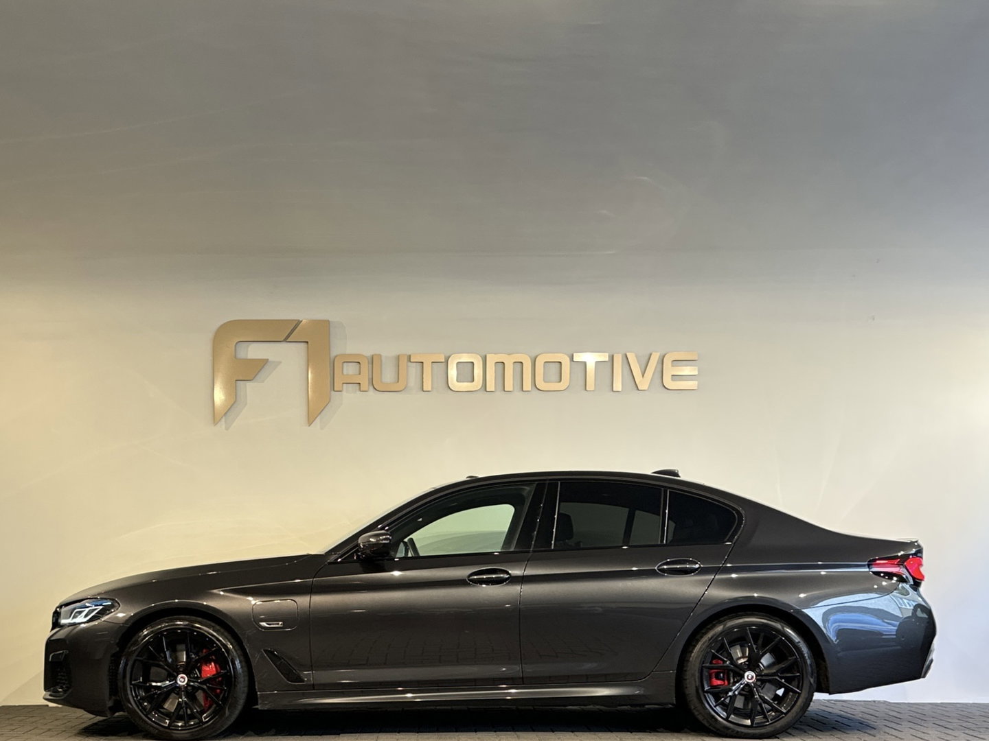 BMW 5 Serie 545e xDrive Pano|HuD|Drive Assist|Stoelventilatie|Sfeer