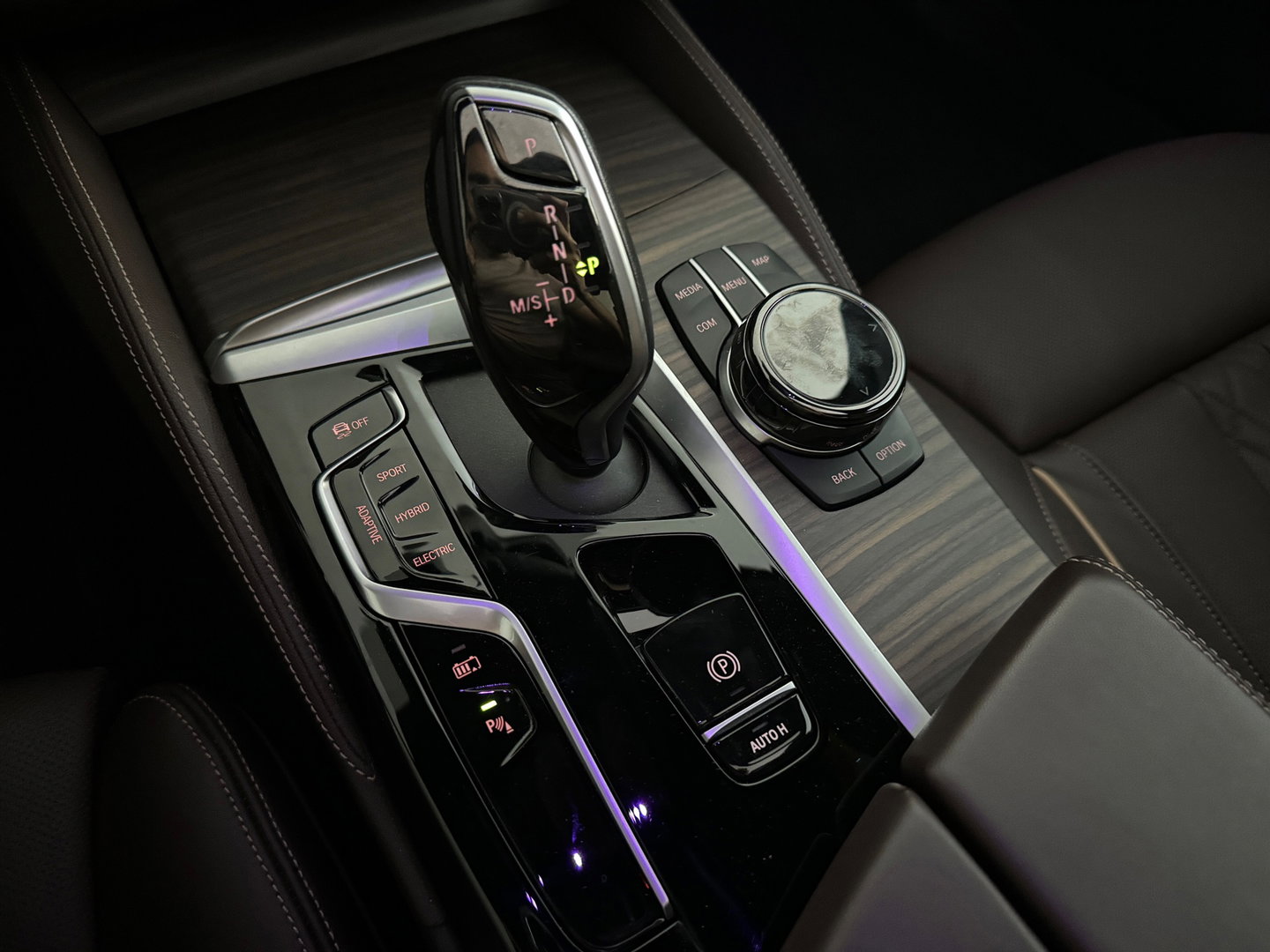 BMW 5 Serie 545e xDrive Pano|HuD|Drive Assist|Stoelventilatie|Sfeer