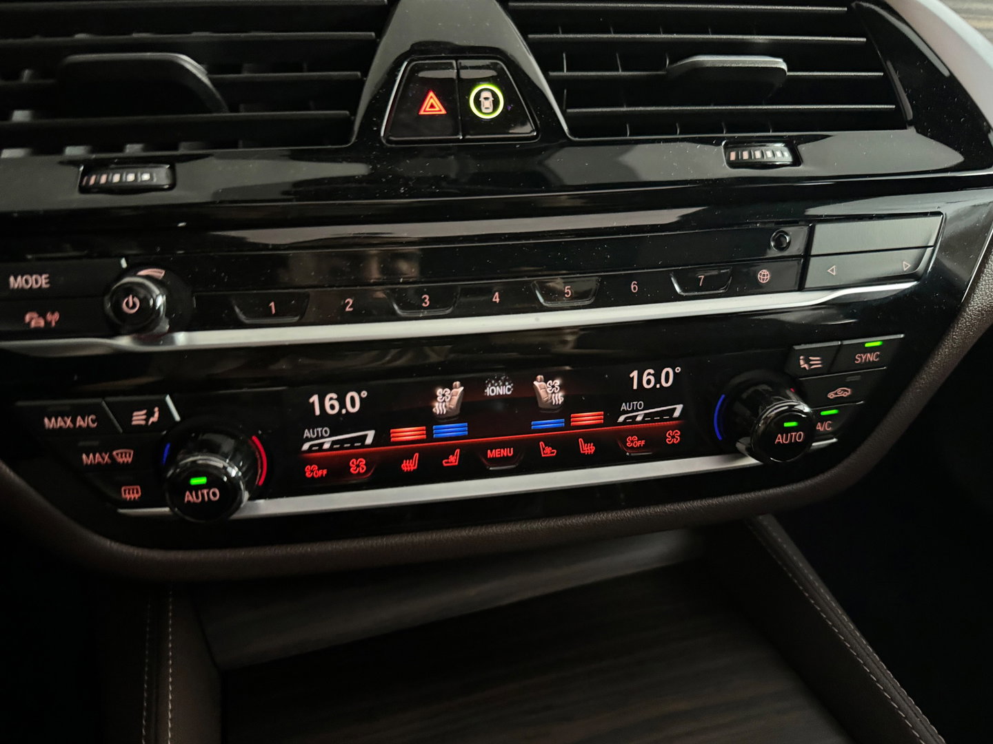 BMW 5 Serie 545e xDrive Pano|HuD|Drive Assist|Stoelventilatie|Sfeer