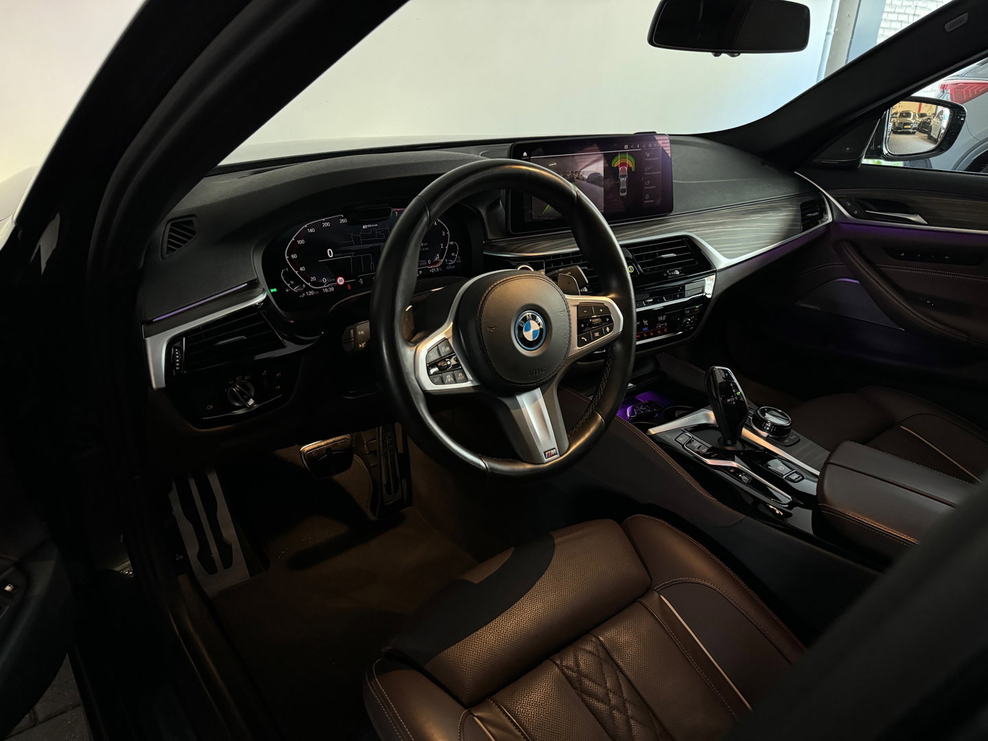 BMW 5 Serie 545e xDrive Pano|HuD|Drive Assist|Stoelventilatie|Sfeer