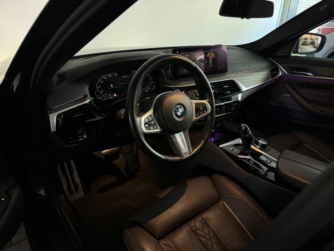 BMW 5 Serie 545e xDrive Pano|HuD|Drive Assist|Stoelventilatie|Sfeer