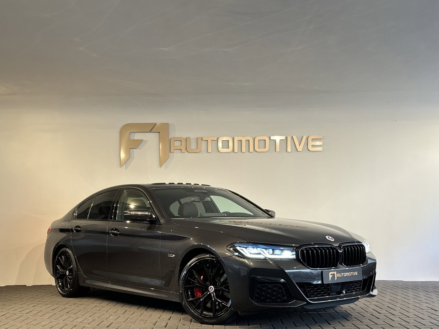 BMW 5 Serie 545e xDrive Pano|HuD|Drive Assist|Stoelventilatie|Sfeer