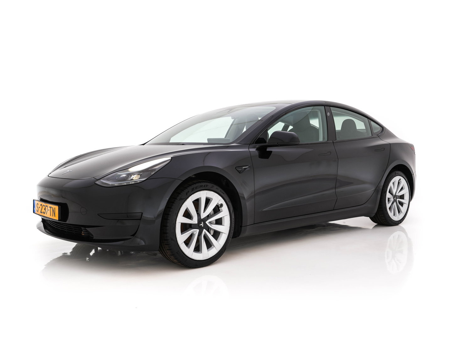 Tesla Model 3 Standard RWD Plus 60 kWh [3-Fase-11kW] {SoH-90%} (INCL-BTW) Aut. *PANO | AUTOPILOT | LEATHER | KEYLESS | FULL-LED | MEMORY-PACK | TOPVIEW | DAB | CARPLAY | DIGI-COCKPIT | LANE-ASSIST | HEATED- COMFORTSEATS | 19"ALU*