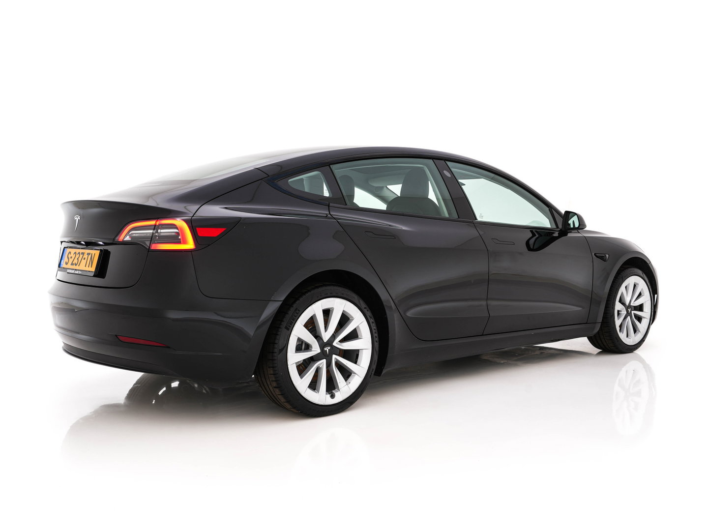 Tesla Model 3 Standard RWD Plus 60 kWh [3-Fase-11kW] {SoH-90%} (INCL-BTW) Aut. *PANO | AUTOPILOT | LEATHER | KEYLESS | FULL-LED | MEMORY-PACK | TOPVIEW | DAB | CARPLAY | DIGI-COCKPIT | LANE-ASSIST | HEATED- COMFORTSEATS | 19"ALU*