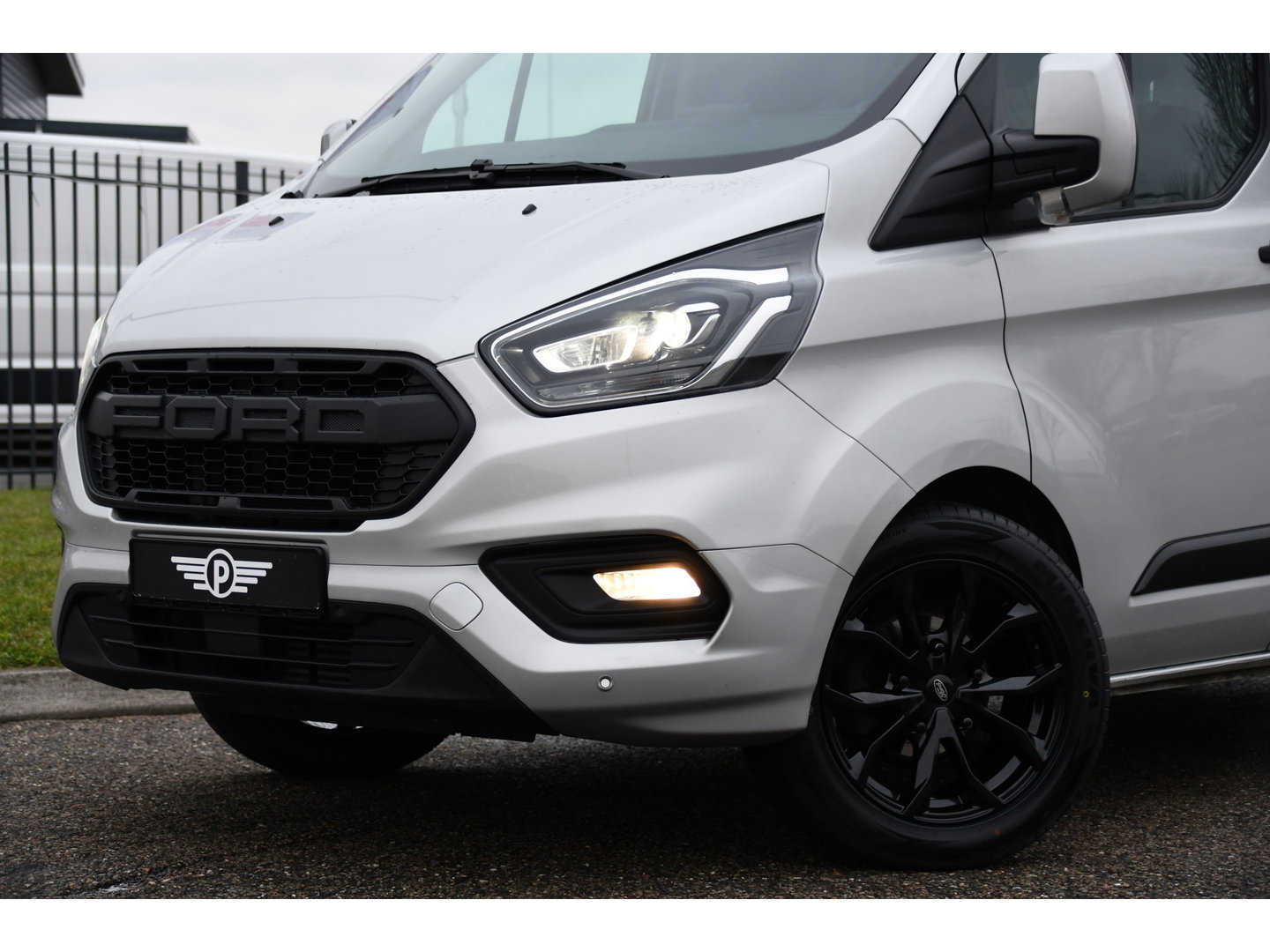 Ford Transit Custom 300 2.0 TDCI L2H1 Raptor Edition Camera, Cruise, Caprlay, Automaat, PDC, Multimedia, Stoelverwarming, Standkachel, Uniek!