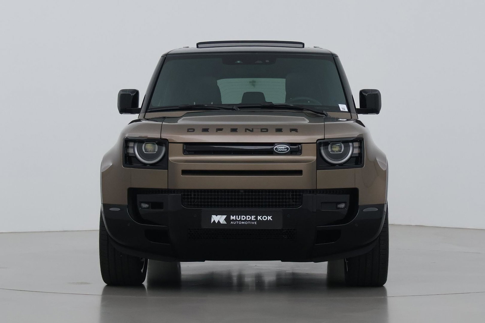 Land Rover Defender 110 P300e X-Dynamic HSE | Luchtvering | Trekhaak | Stoelventilatie | Panoramadak | 360° Camera | Koelkast | 22 Inch