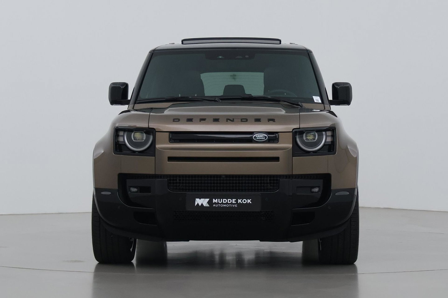 Land Rover Defender 110 P300e X-Dynamic HSE | Luchtvering | Trekhaak | Stoelventilatie | Panoramadak | 360° Camera | Koelkast | 22 Inch