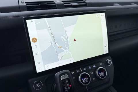 Land Rover Defender 110 P300e X-Dynamic HSE | Luchtvering | Trekhaak | Stoelventilatie | Panoramadak | 360° Camera | Koelkast | 22 Inch
