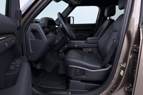 Land Rover Defender 110 P300e X-Dynamic HSE | Luchtvering | Trekhaak | Stoelventilatie | Panoramadak | 360° Camera | Koelkast | 22 Inch