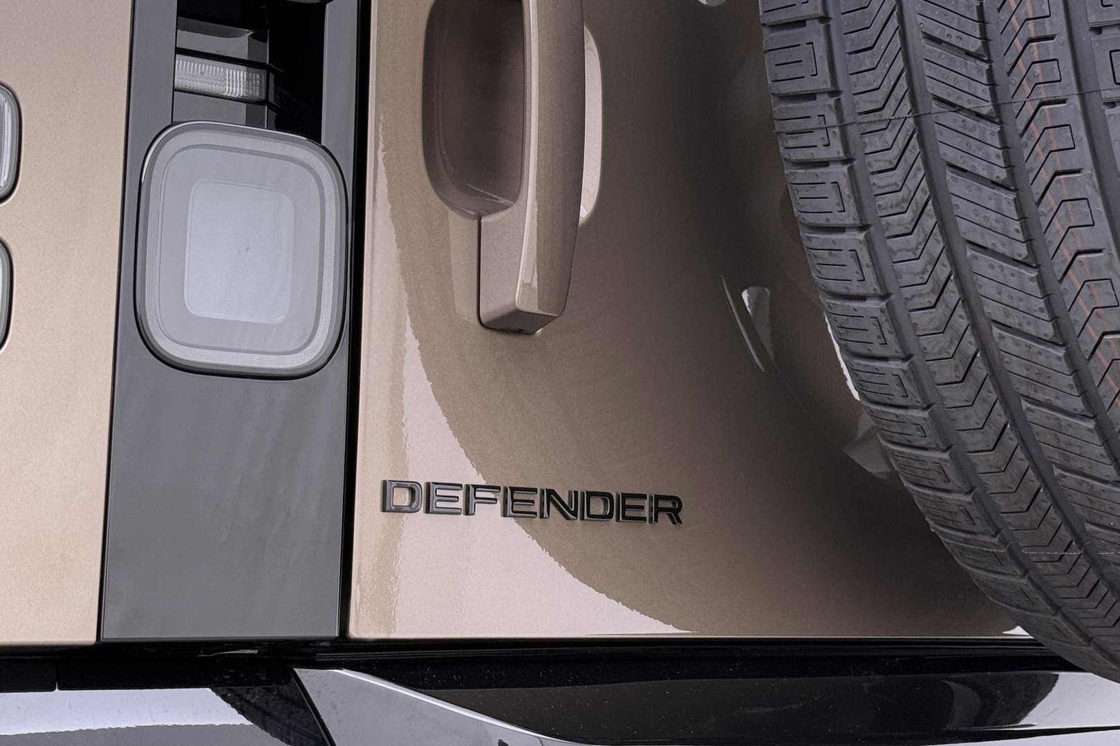 Land Rover Defender 110 P300e X-Dynamic HSE | Luchtvering | Trekhaak | Stoelventilatie | Panoramadak | 360° Camera | Koelkast | 22 Inch