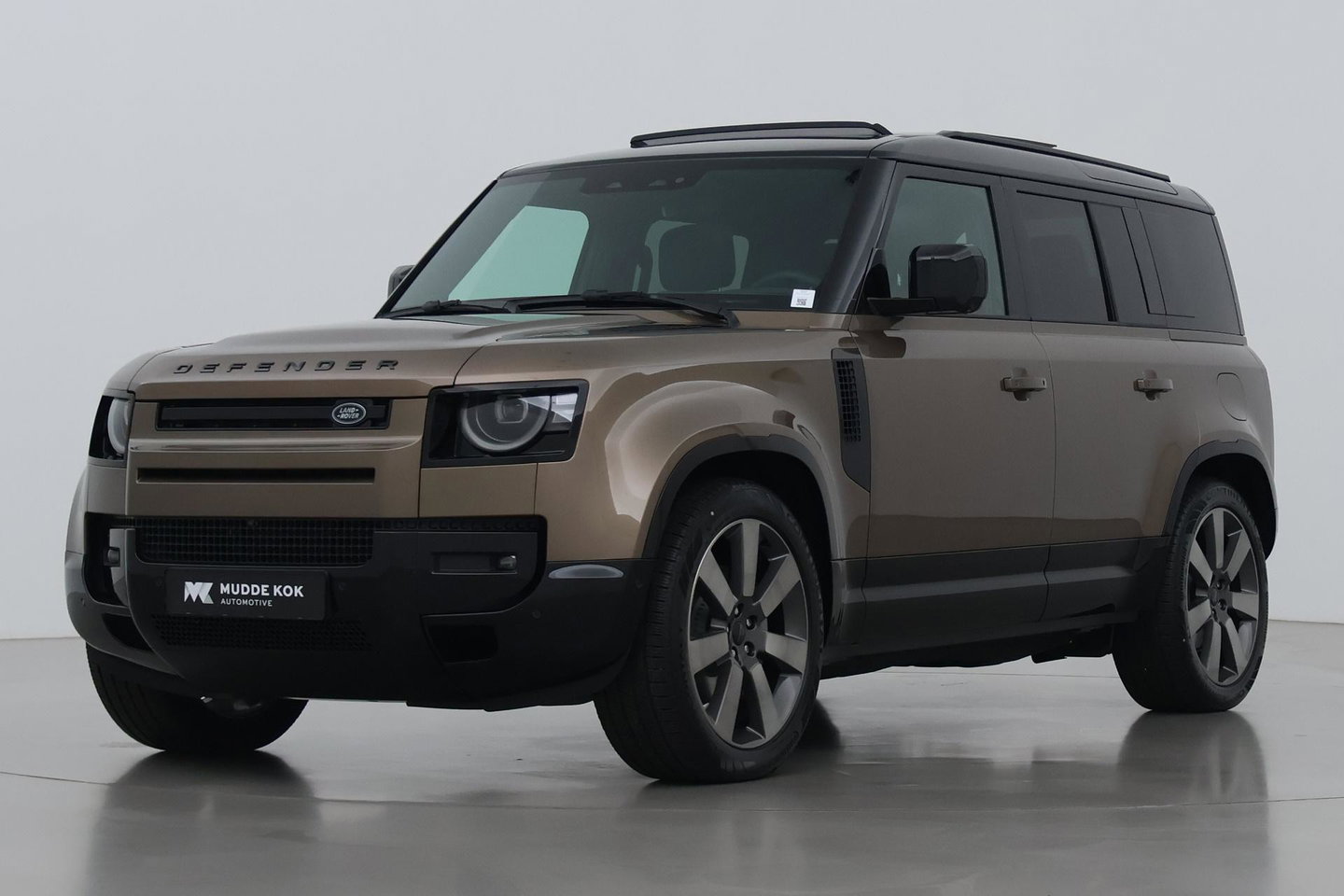 Land Rover Defender 110 P300e X-Dynamic HSE | Luchtvering | Trekhaak | Stoelventilatie | Panoramadak | 360° Camera | Koelkast | 22 Inch
