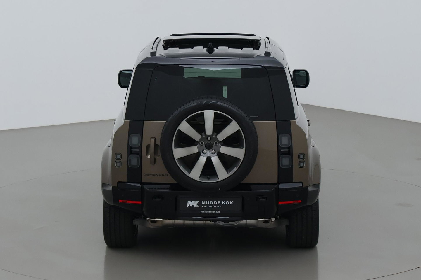 Land Rover Defender 110 P300e X-Dynamic HSE | Luchtvering | Trekhaak | Stoelventilatie | Panoramadak | 360° Camera | Koelkast | 22 Inch
