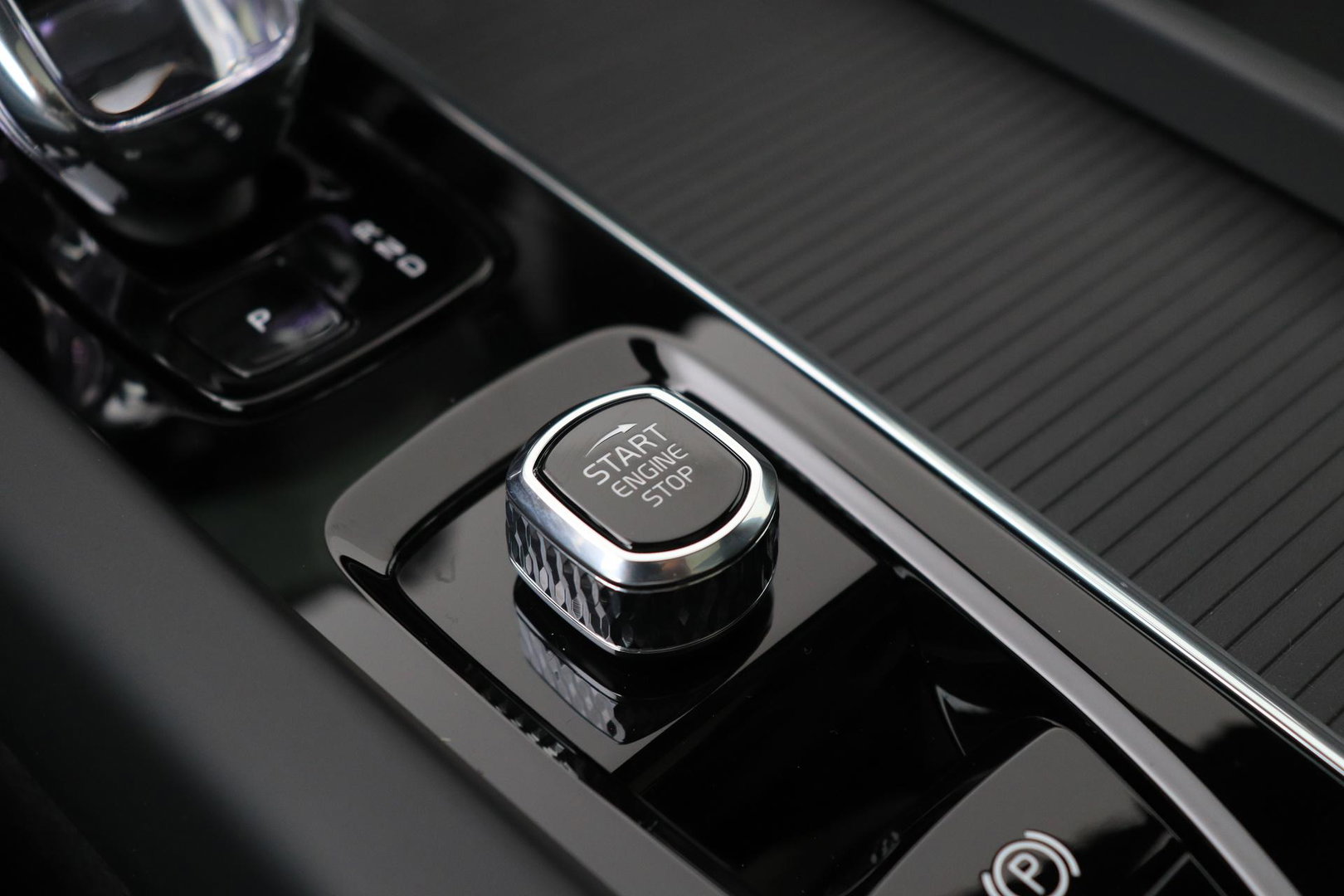 Volvo XC60 T6 Plus Black Edition | Harman/Kardon | Pilot Assist | Panoramadak | 360° Camera | Head-Up | Stoel+Stuurverwarming | 21 Inch