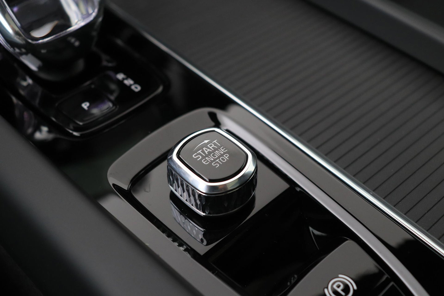 Volvo XC60 T6 Plus Black Edition | Harman/Kardon | Pilot Assist | Panoramadak | 360° Camera | Head-Up | Stoel+Stuurverwarming | 21 Inch