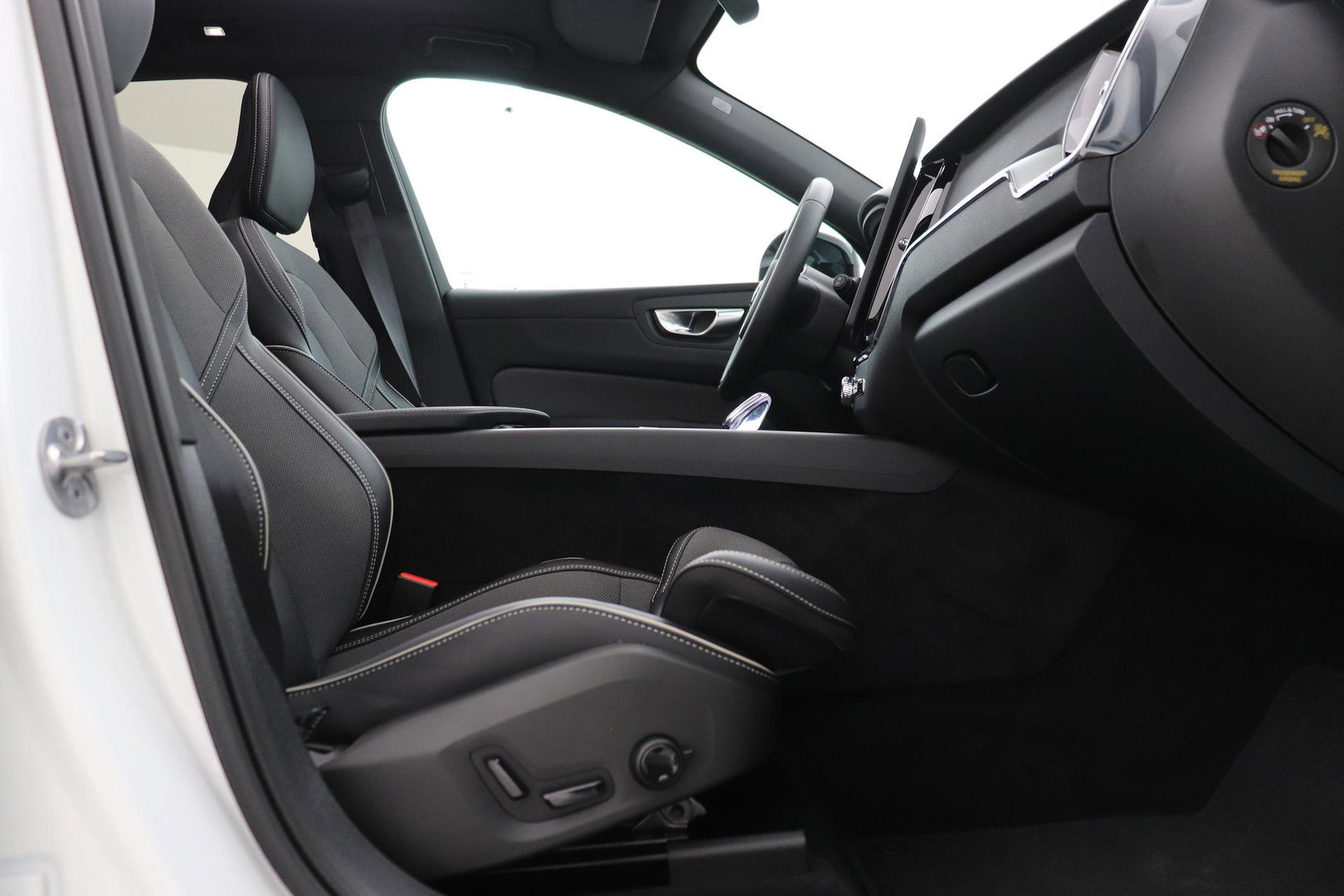 Volvo XC60 T6 Plus Black Edition | Harman/Kardon | Pilot Assist | Panoramadak | 360° Camera | Head-Up | Stoel+Stuurverwarming | 21 Inch