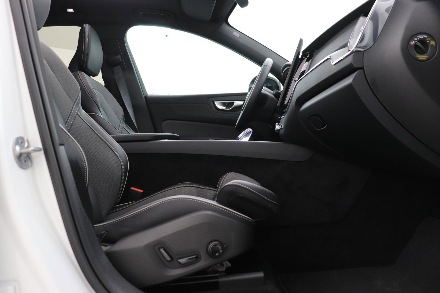 Volvo XC60 T6 Plus Black Edition | Harman/Kardon | Pilot Assist | Panoramadak | 360° Camera | Head-Up | Stoel+Stuurverwarming | 21 Inch