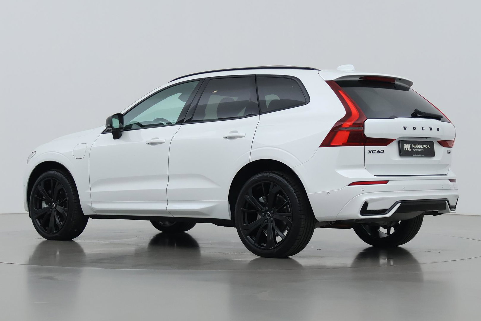 Volvo XC60 T6 Plus Black Edition | Harman/Kardon | Pilot Assist | Panoramadak | 360° Camera | Head-Up | Stoel+Stuurverwarming | 21 Inch