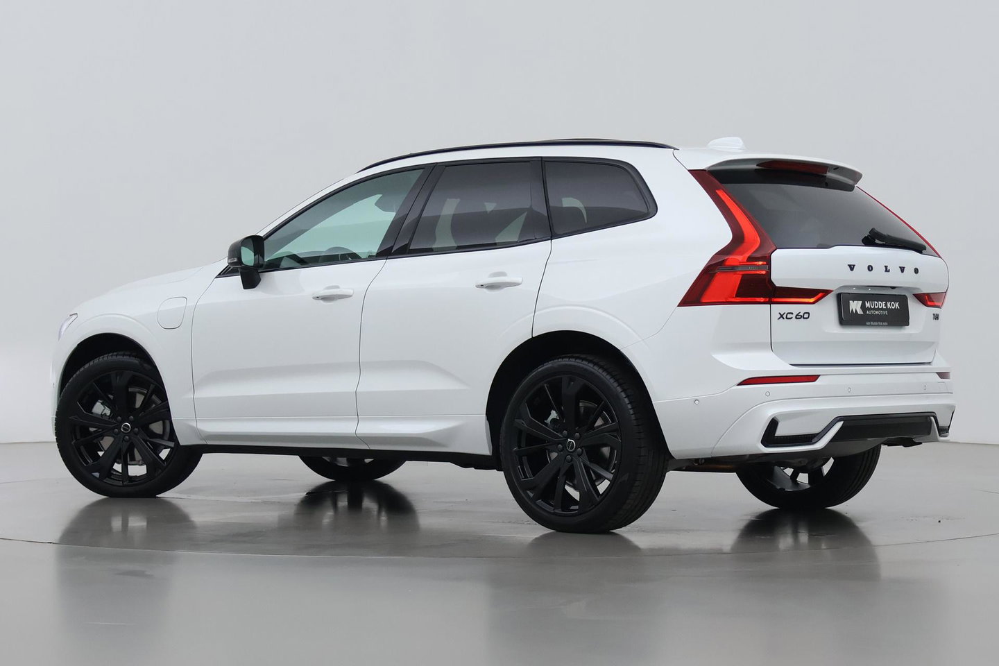 Volvo XC60 T6 Plus Black Edition | Harman/Kardon | Pilot Assist | Panoramadak | 360° Camera | Head-Up | Stoel+Stuurverwarming | 21 Inch