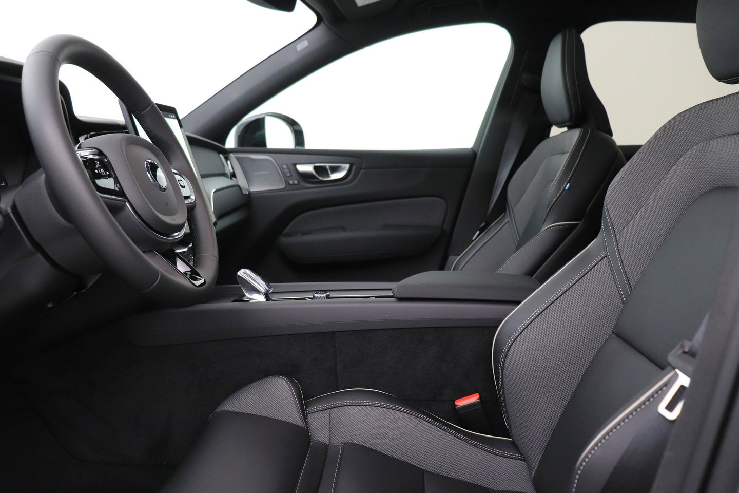 Volvo XC60 T6 Plus Black Edition | Harman/Kardon | Pilot Assist | Panoramadak | 360° Camera | Head-Up | Stoel+Stuurverwarming | 21 Inch
