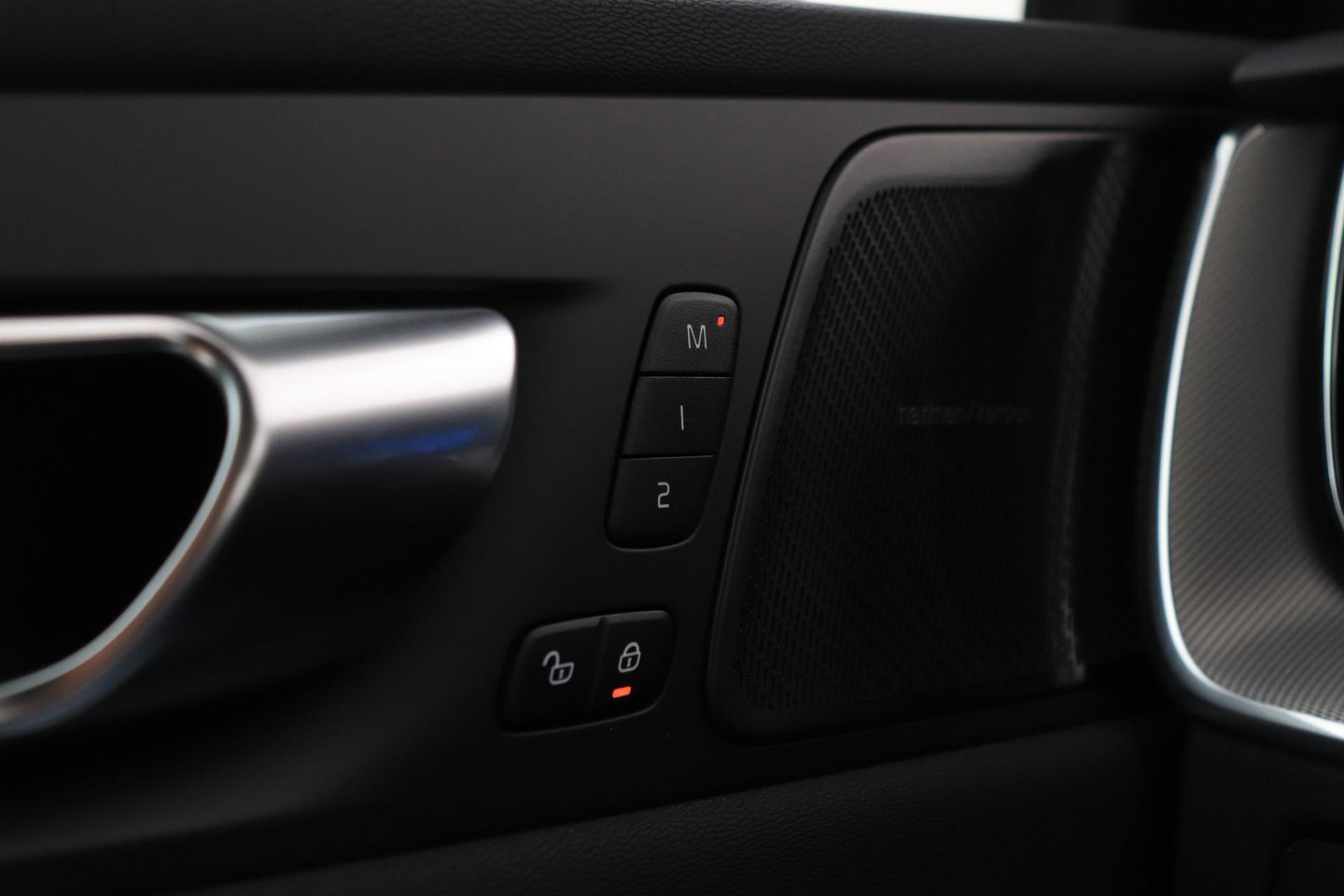 Volvo XC60 T6 Plus Black Edition | Harman/Kardon | Pilot Assist | Panoramadak | 360° Camera | Head-Up | Stoel+Stuurverwarming | 21 Inch