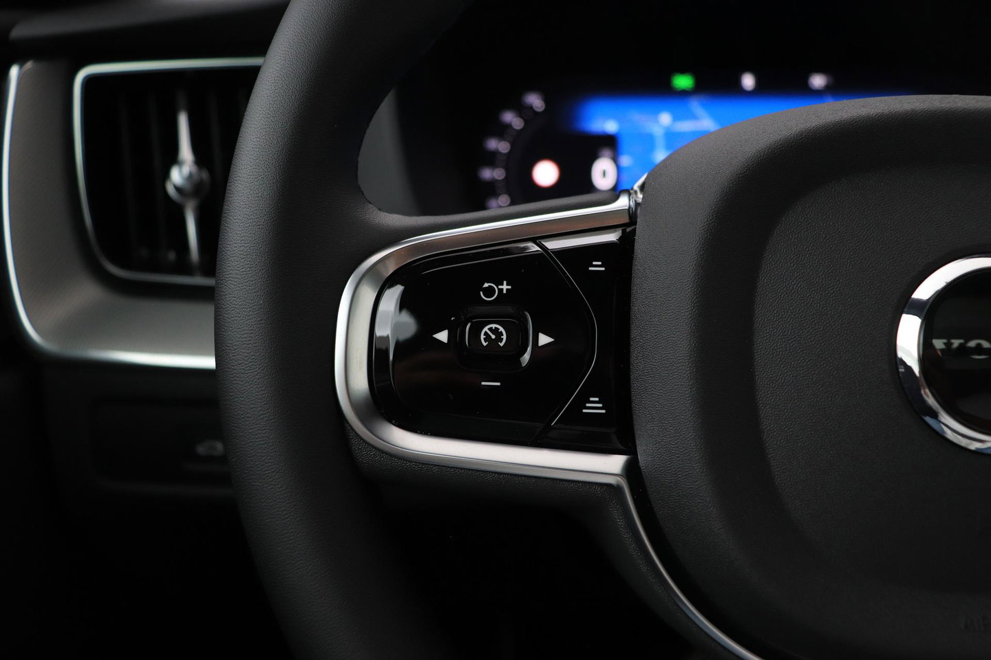 Volvo XC60 T6 Plus Black Edition | Harman/Kardon | Pilot Assist | Panoramadak | 360° Camera | Head-Up | Stoel+Stuurverwarming | 21 Inch