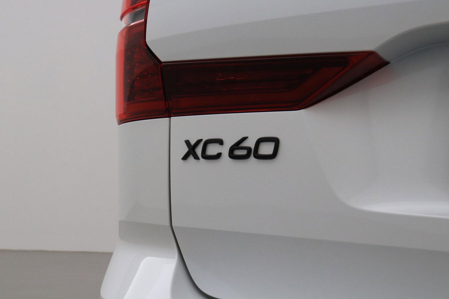 Volvo XC60 T6 Plus Black Edition | Harman/Kardon | Pilot Assist | Panoramadak | 360° Camera | Head-Up | Stoel+Stuurverwarming | 21 Inch
