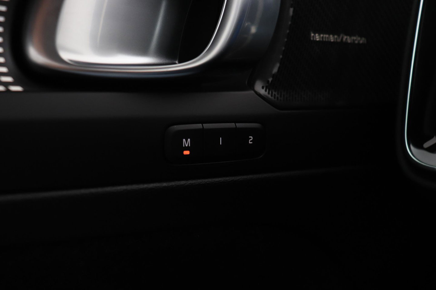 Volvo EX40 Single Motor Extended Range Plus Black Edition | 82 kWh | Harman/Kardon | 360° Camera | Warmtepomp | Memory | Stoel+Stuurverwarming | 20 Inch