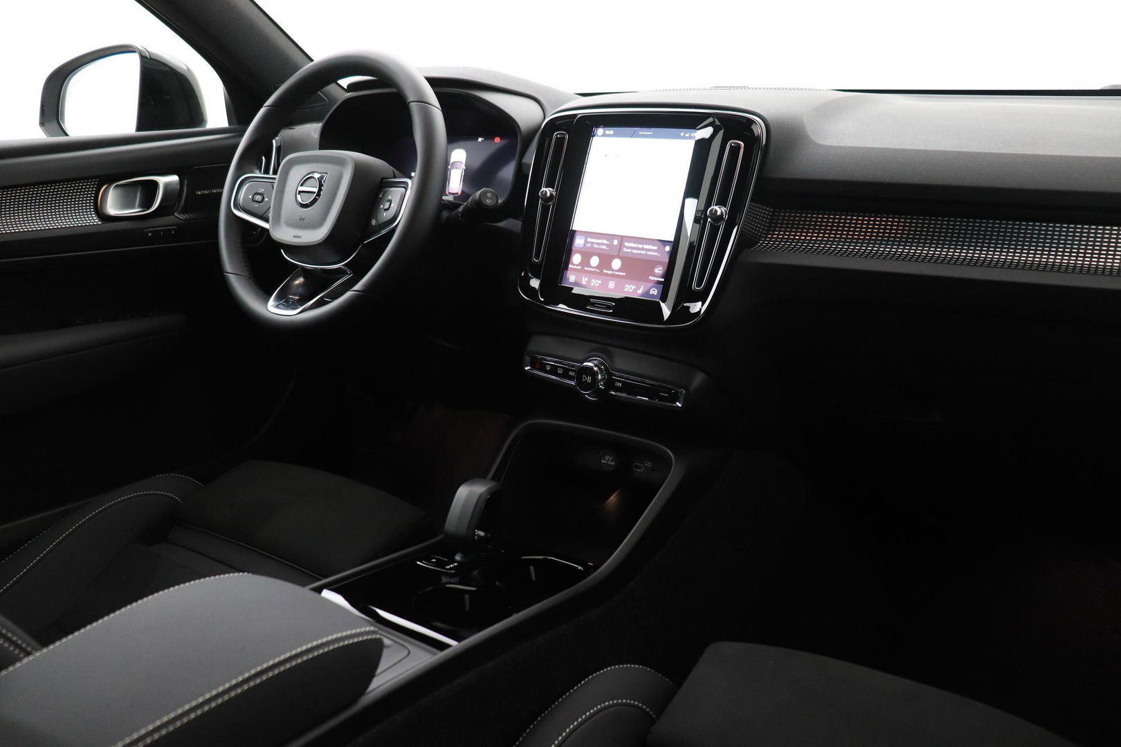 Volvo EX40 Single Motor Extended Range Plus Black Edition | 82 kWh | Harman/Kardon | 360° Camera | Warmtepomp | Memory | Stoel+Stuurverwarming | 20 Inch