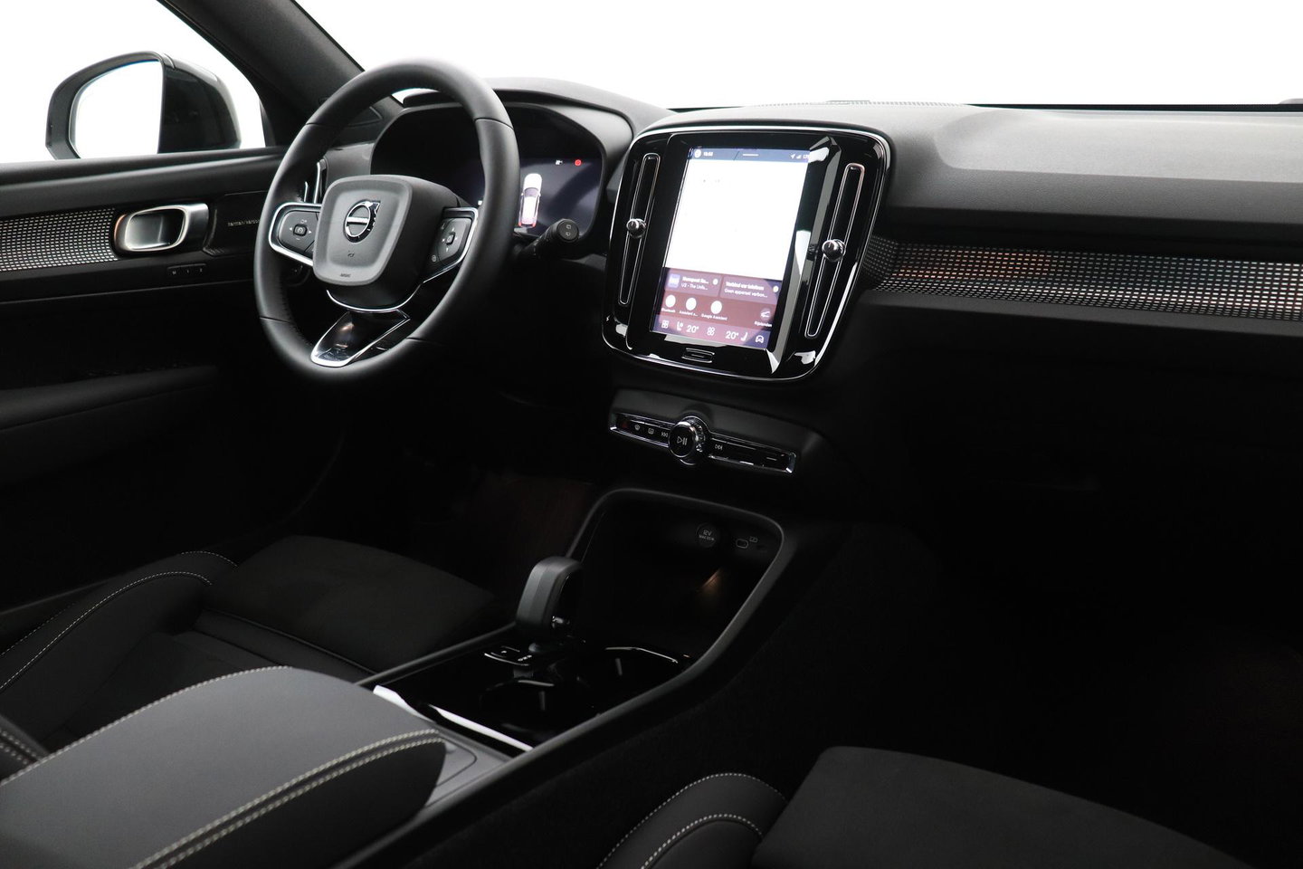 Volvo EX40 Single Motor Extended Range Plus Black Edition | 82 kWh | Harman/Kardon | 360° Camera | Warmtepomp | Memory | Stoel+Stuurverwarming | 20 Inch