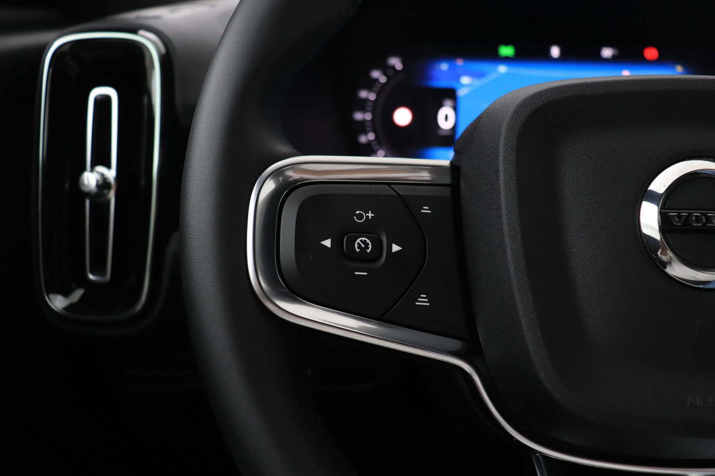 Volvo EX40 Single Motor Extended Range Plus Black Edition | 82 kWh | Harman/Kardon | 360° Camera | Warmtepomp | Memory | Stoel+Stuurverwarming | 20 Inch