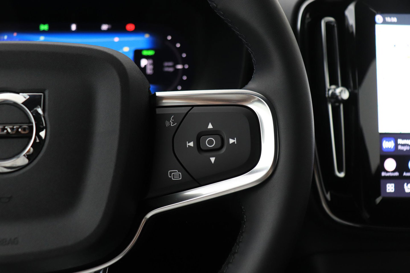 Volvo EX40 Single Motor Extended Range Plus Black Edition | 82 kWh | Harman/Kardon | 360° Camera | Warmtepomp | Memory | Stoel+Stuurverwarming | 20 Inch