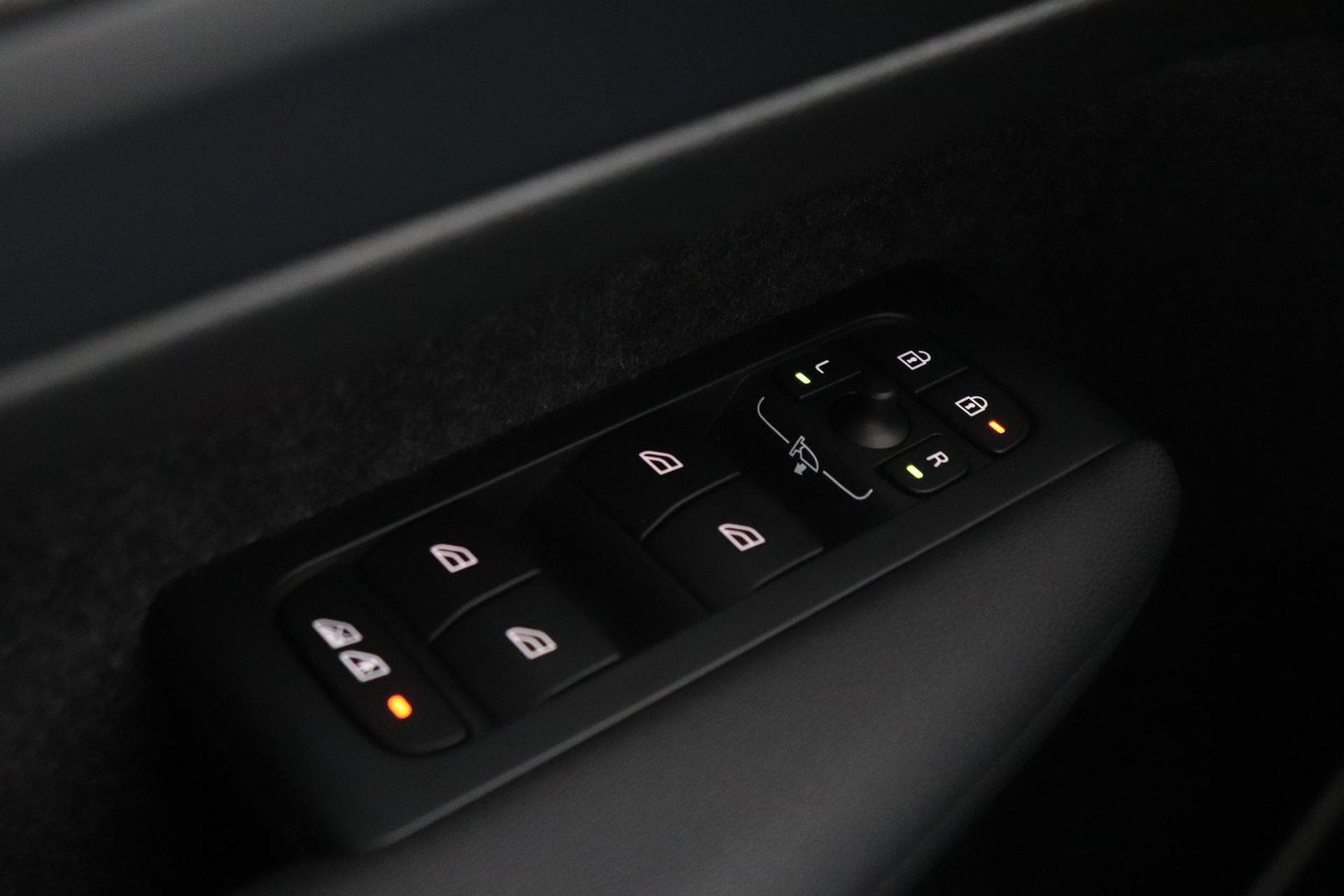 Volvo EX40 Single Motor Extended Range Plus Black Edition | 82 kWh | Harman/Kardon | 360° Camera | Warmtepomp | Memory | Stoel+Stuurverwarming | 20 Inch