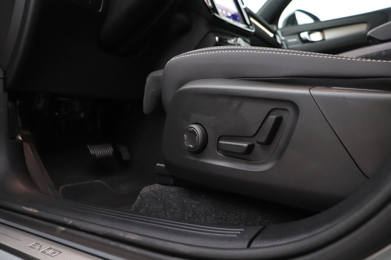 Volvo EX40 Single Motor Extended Range Plus Black Edition | 82 kWh | Harman/Kardon | 360° Camera | Warmtepomp | Memory | Stoel+Stuurverwarming | 20 Inch